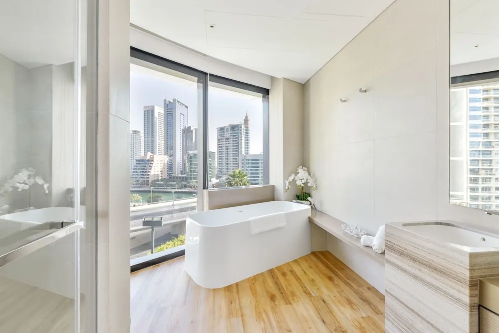 Deluxe 3BR Apartment and maids room - Sea View