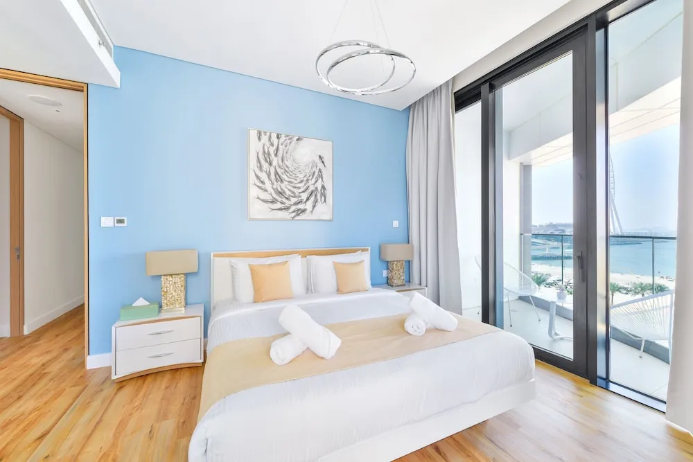 Deluxe 3BR Apartment and maids room - Sea View