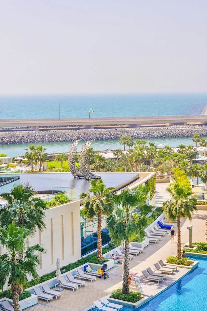 Deluxe 3BR Apartment and maids room - Sea View