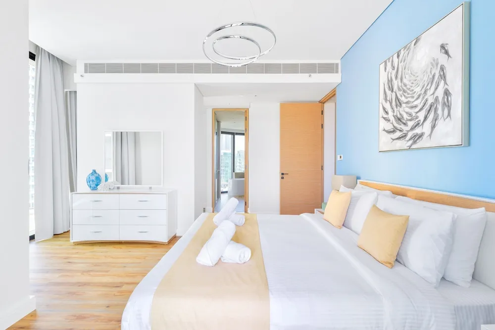 Deluxe 3BR Apartment and maids room - Sea View