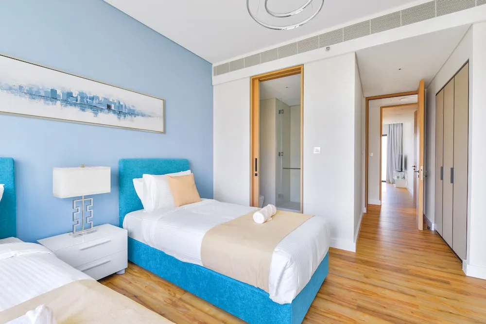 Deluxe 3BR Apartment and maids room - Sea View