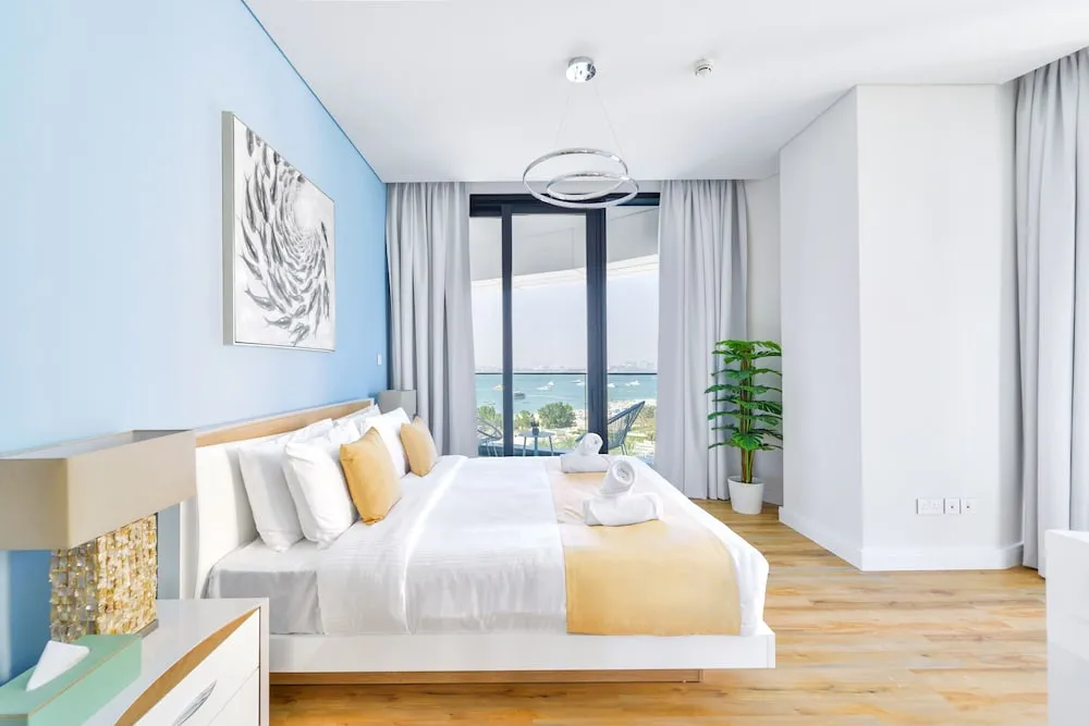 Deluxe 3BR Apartment and maids room - Sea View