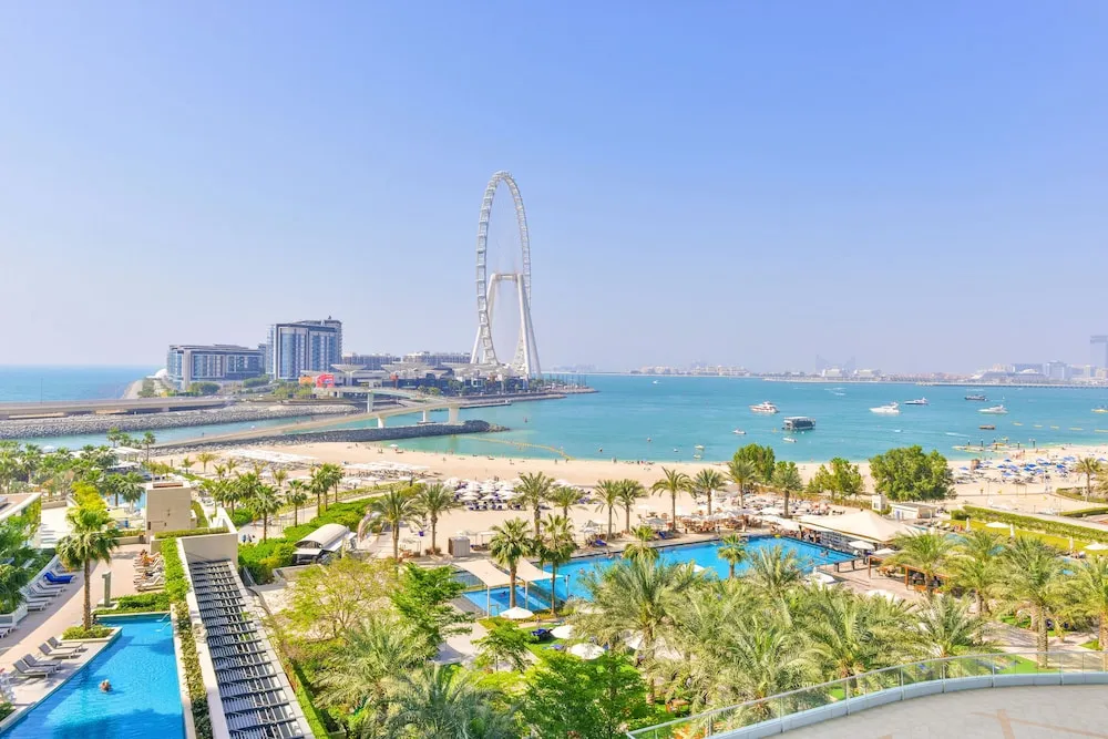 Deluxe 3BR Apartment and maids room - Sea View