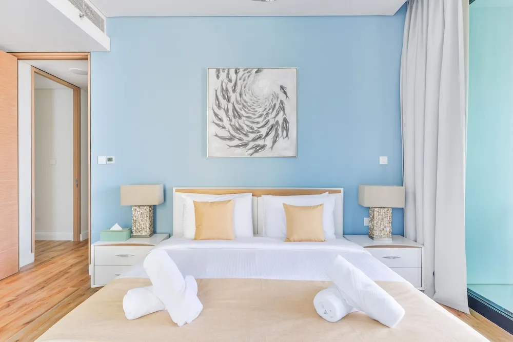 Deluxe 3BR Apartment and maids room - Sea View