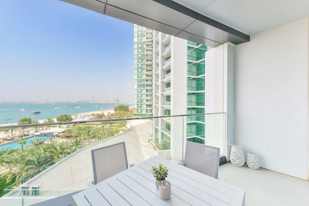 Deluxe 3BR Apartment and maids room - Sea View