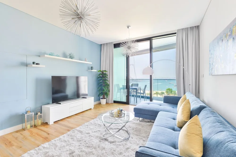 Deluxe 3BR Apartment and maids room - Sea View