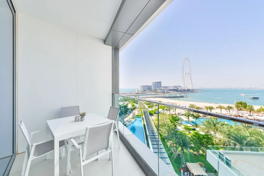 Deluxe 3BR Apartment and maids room - Sea View