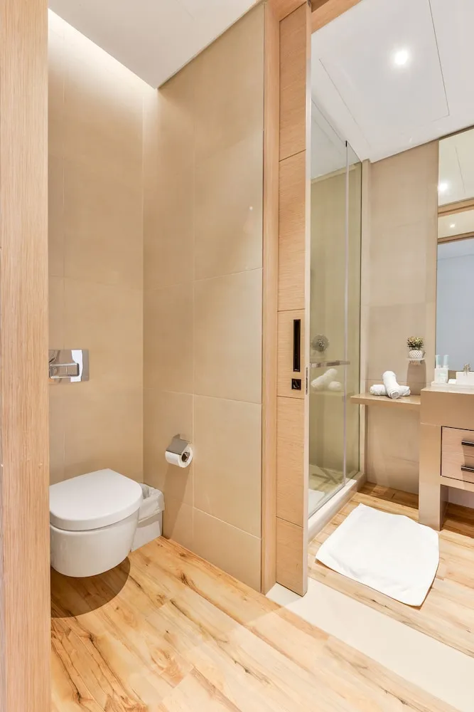 Deluxe 3BR Apartment and maids room - Sea View