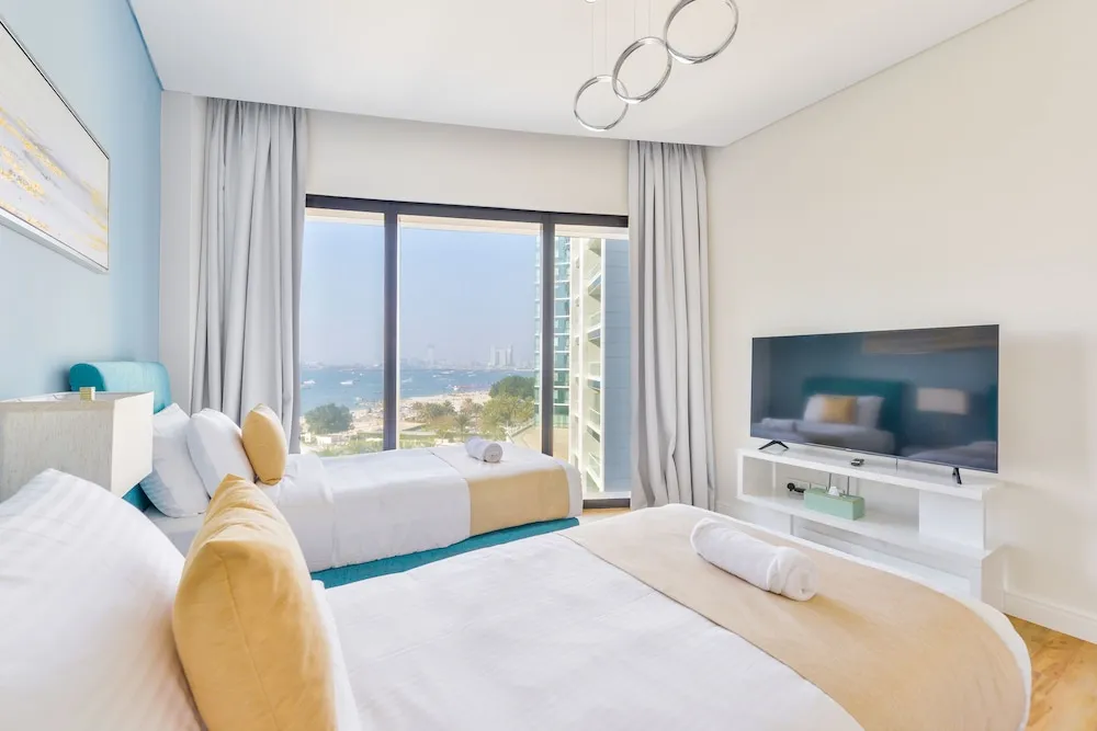 Deluxe 3BR Apartment and maids room - Sea View