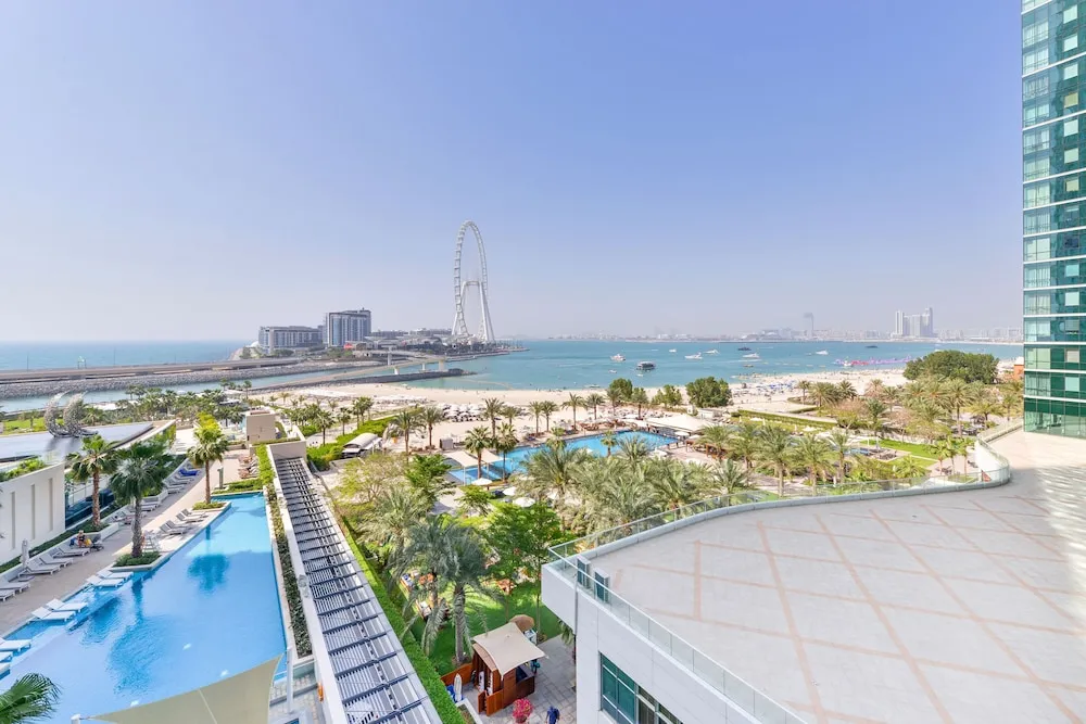 Deluxe 3BR Apartment and maids room - Sea View