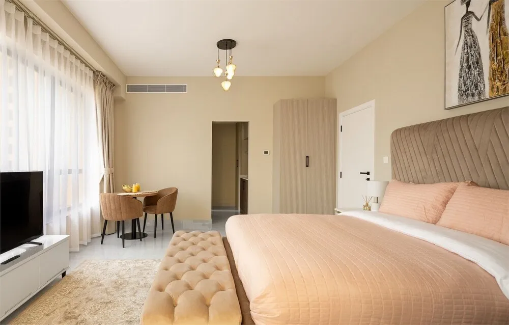 Stüdyo, Havuz Manzaralı