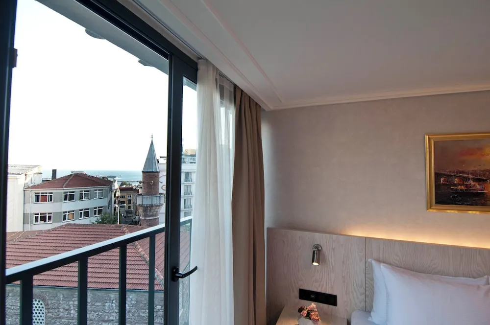 Superior Tek Büyük Yataklı Oda, Kısmi Deniz Manzaralı