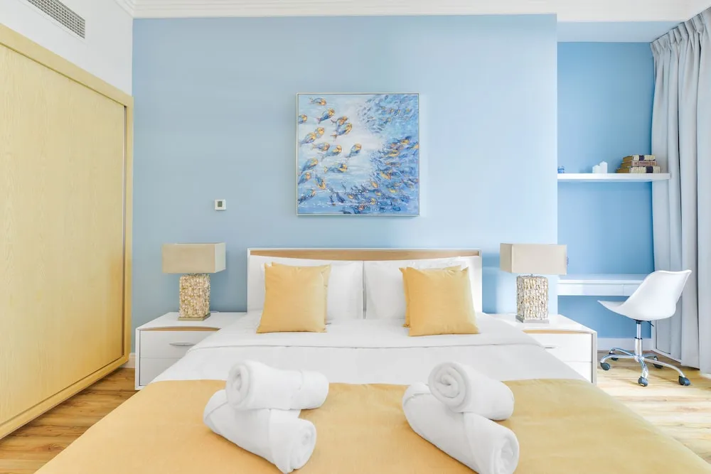 Deluxe 2BR Apartment plus maids room - Sea View