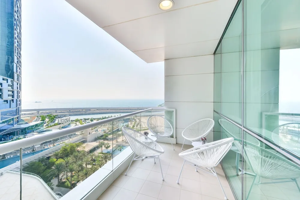 Deluxe 2BR Apartment plus maids room - Sea View