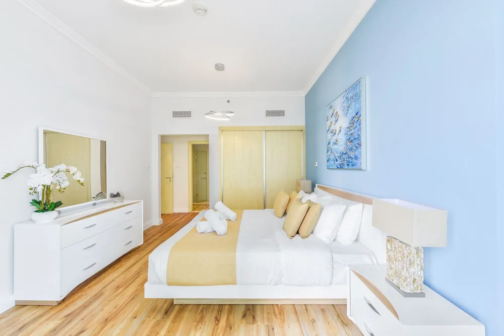 Deluxe 2BR Apartment plus maids room - Sea View