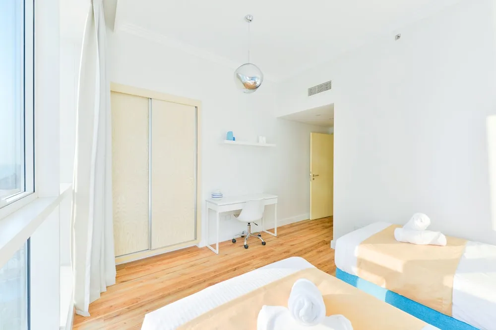 Deluxe 2BR Apartment plus maids room - Sea View