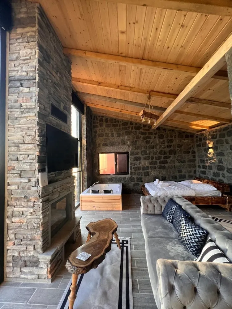 Jakuzili Somineli Tas Bungalov-14