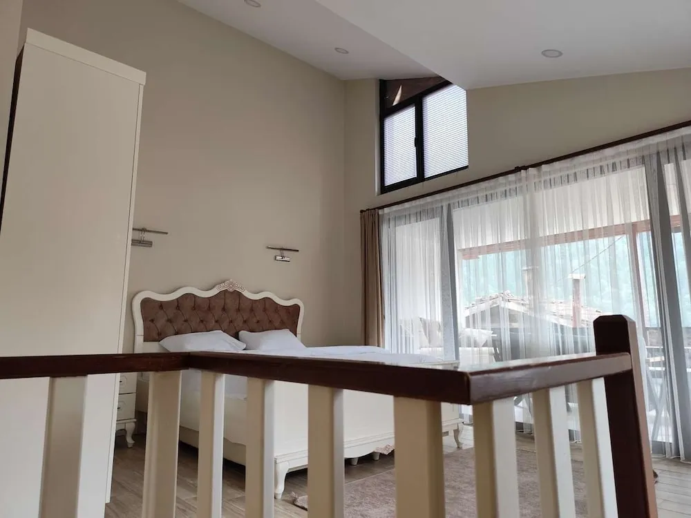 Villa, Göl Manzaralı
