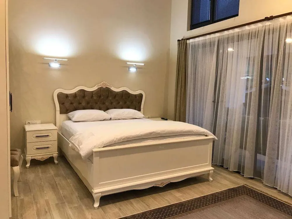 Villa, Göl Manzaralı