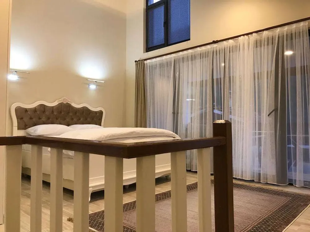 Villa, Göl Manzaralı