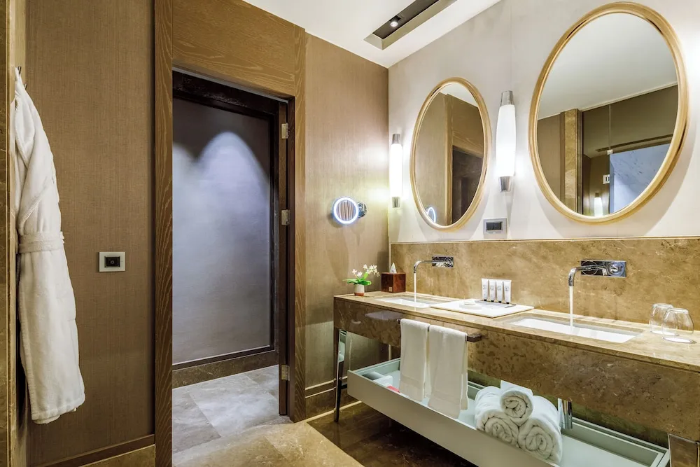 Deluxe King Room with Sea View