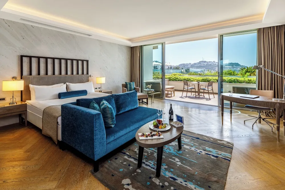 Deluxe Tek Büyük Yataklı Oda, Kısmi Deniz Manzaralı