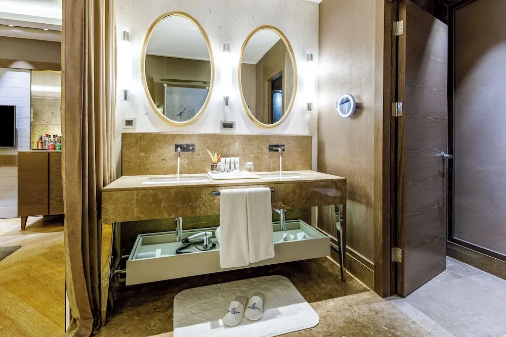 Deluxe Tek Büyük Yataklı Oda, Kısmi Deniz Manzaralı