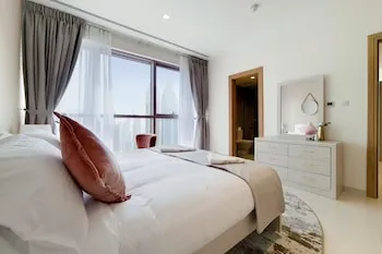 GreenFuture - Panoramic City View From This High-Rise Chic Condo