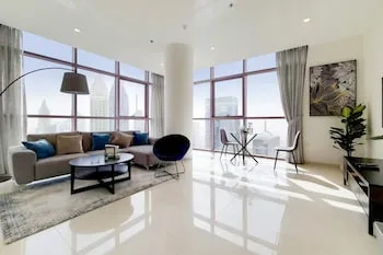 GreenFuture - Panoramic City View From This High-Rise Chic Condo