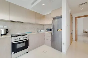 GreenFuture - Panoramic City View From This High-Rise Chic Condo