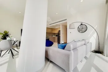 GreenFuture - Panoramic City View From This High-Rise Chic Condo