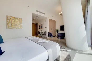 GreenFuture - High-Rise Sleek Studio With Panoramic City Views