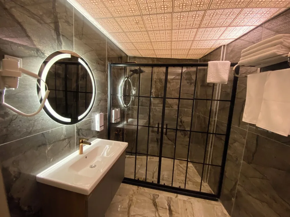 Deluxe Tek Büyük Yataklı Oda, 1 Büyük (Queen) Boy Yatak, Sigara İçilmez, Avlu Manzaralı