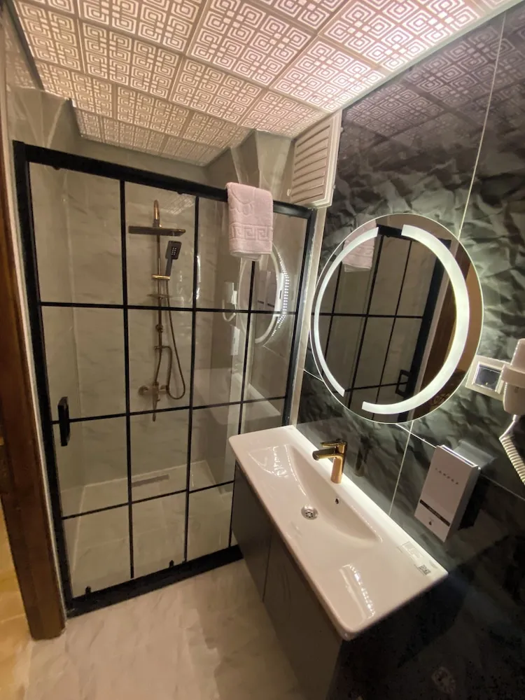 Deluxe Tek Büyük Yataklı Oda, Avlu Manzaralı
