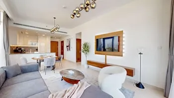 Primestay - Canal Front Residences