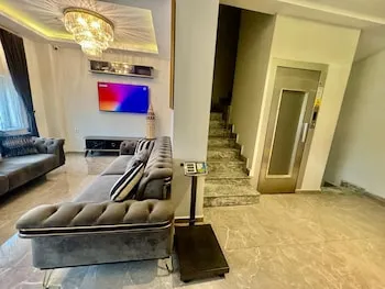 Aram Nenessa Hotel