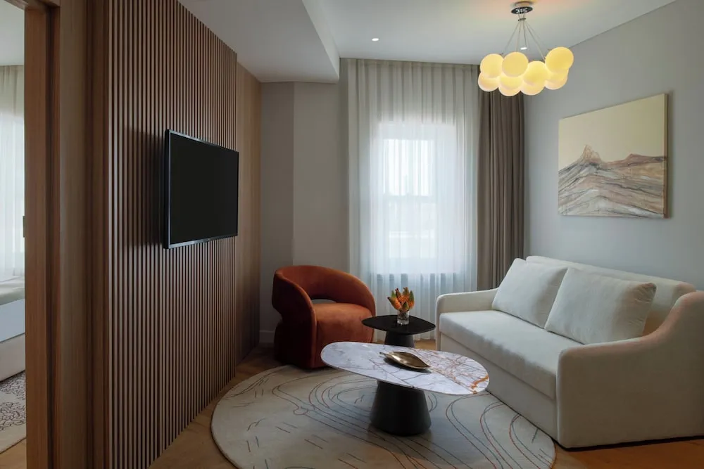 Junior Süit, Balkon