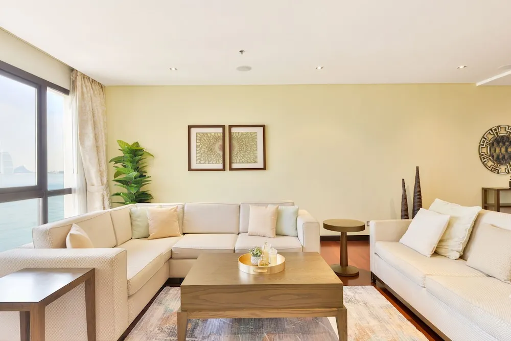 Deluxe 1BR Suite