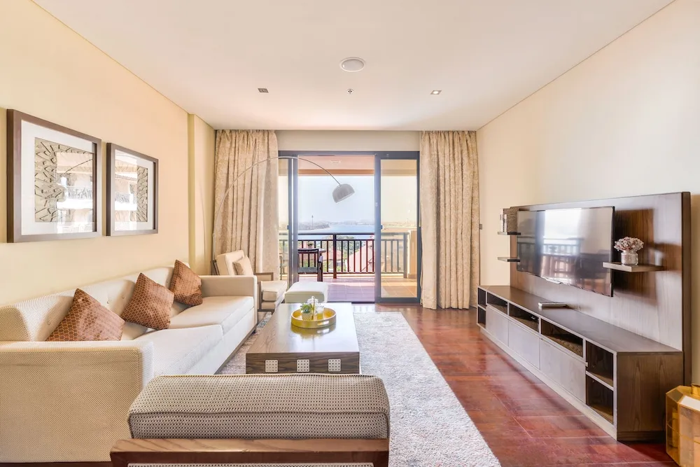 Deluxe 1BR Suite