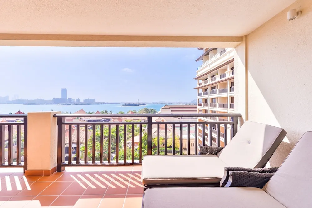 Deluxe 1BR Suite