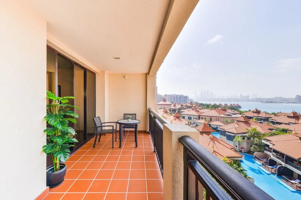 Deluxe 1BR Suite