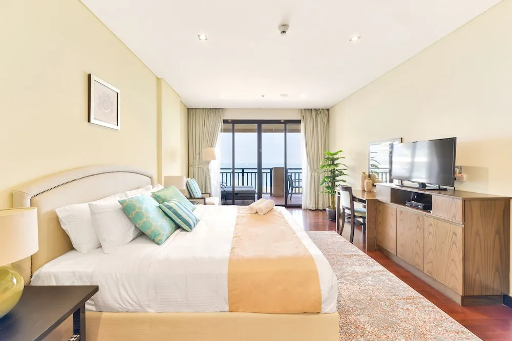 Deluxe 1BR Suite
