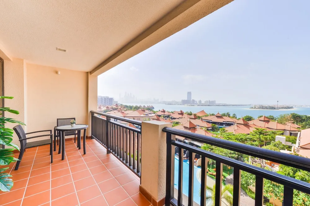 Deluxe 1BR Suite