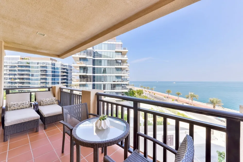 Deluxe 1BR Suite
