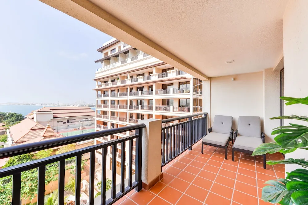 Deluxe 1BR Suite