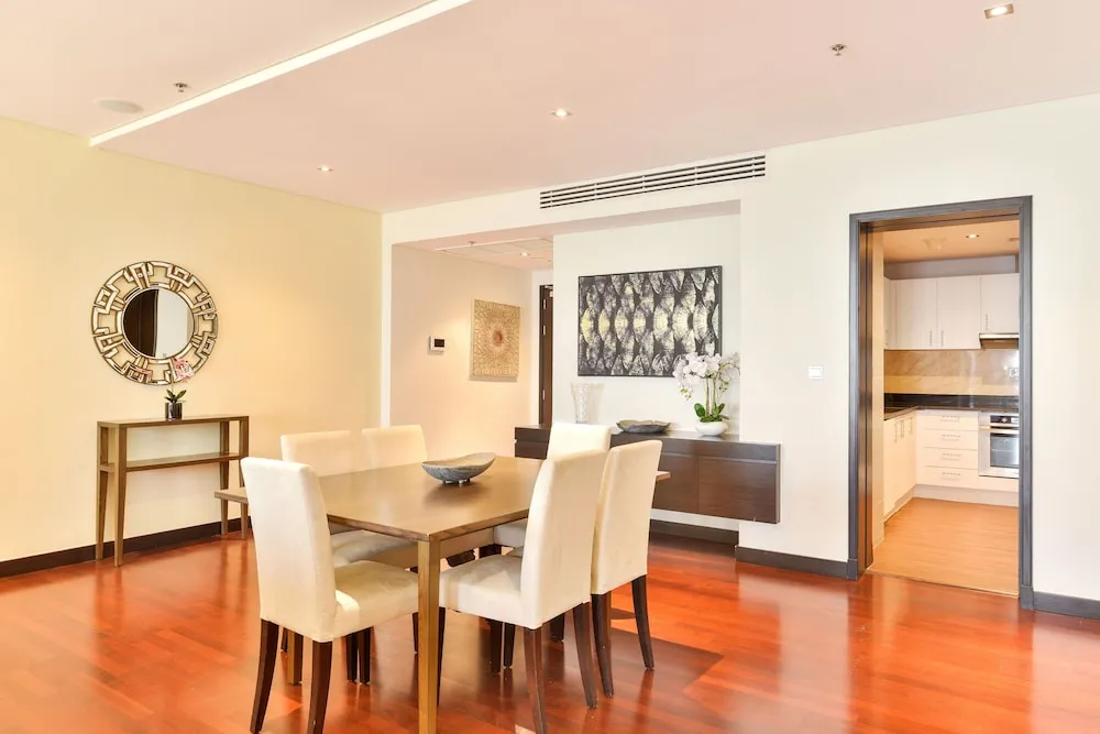 Deluxe 1BR Suite