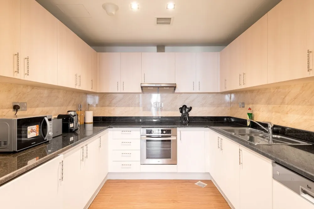 Deluxe 1BR Suite