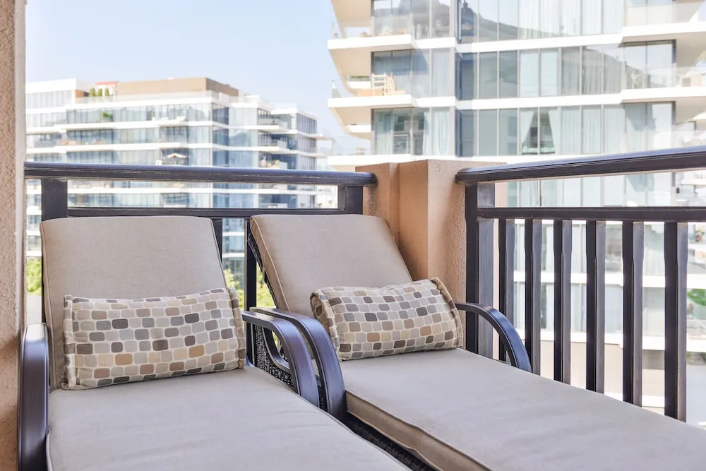 Deluxe 1BR Suite