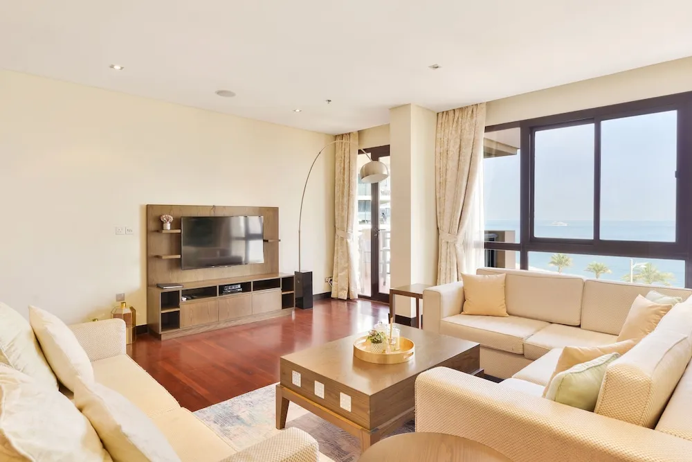 Deluxe 1BR Suite