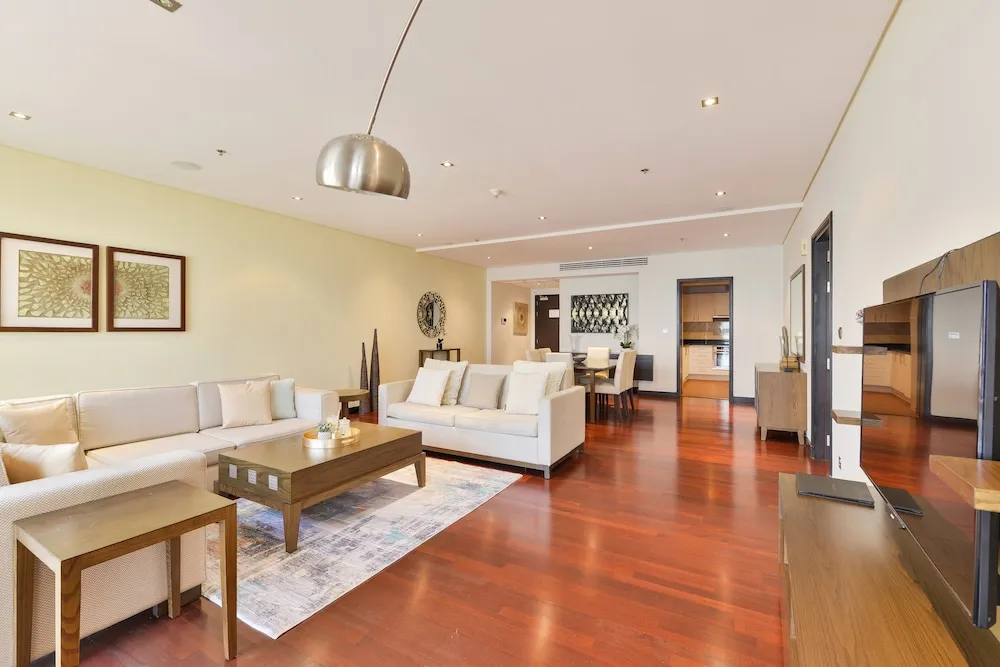 Deluxe 1BR Suite